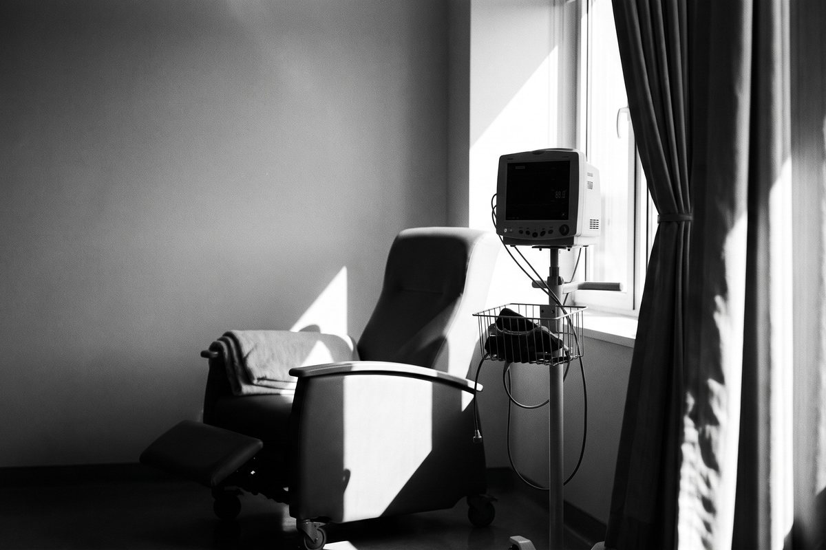A recovery chair and monitor in a day-procedure bay